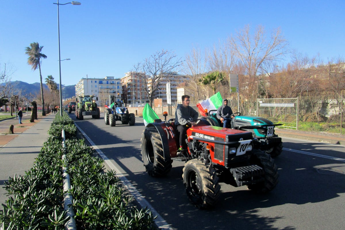 Agricoltori, proteste in tutta Italia. Lollobrigida: «La partita vera è europea»